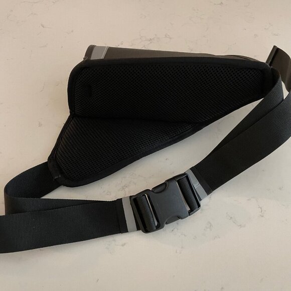 Running Room Poly Ripstop i0041 Hydration Fuel Belt w Mesh Padding Blk Grey Red - Picture 5 of 6